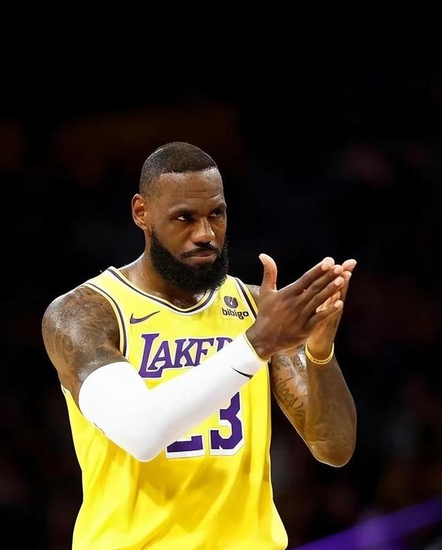 詹姆斯回归赛场，势不可挡首场状态亮眼，切尔西观众沸腾！